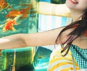 Candy网红馆 - Cris_卓娅祺清纯写真全集，透过镜头感受那个纯真的女孩世界.txt
