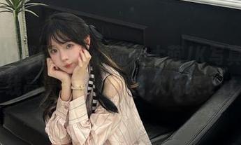 Feilin嗲囡囡 - 体验周大萌JK写真，在线高清展示她的艺术风采.txt