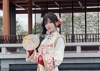 来看看Neko薇薇如何用纯白cos资源定义新潮流！.txt