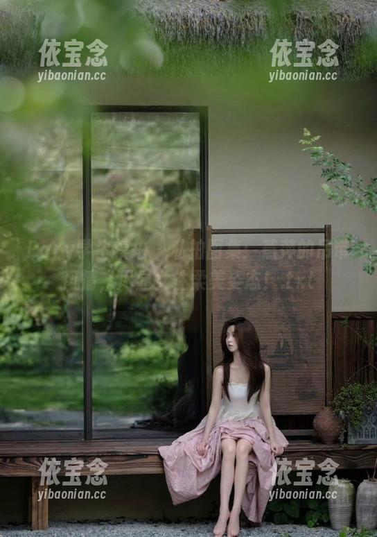 Pary学生模拍 - 私拍图集：燕萍的吊带风情，尽显女性柔美姿态！.txt