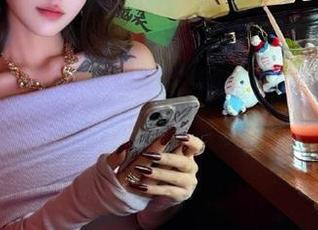 QingDouKe青豆客 - 赵伊彤：解锁透明的魅力，精致写真图集全景展示.txt