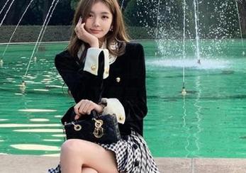 TouTiao头条女神 - 夏日清凉：小热巴泳装主题图集，下载高清美照吧！.txt