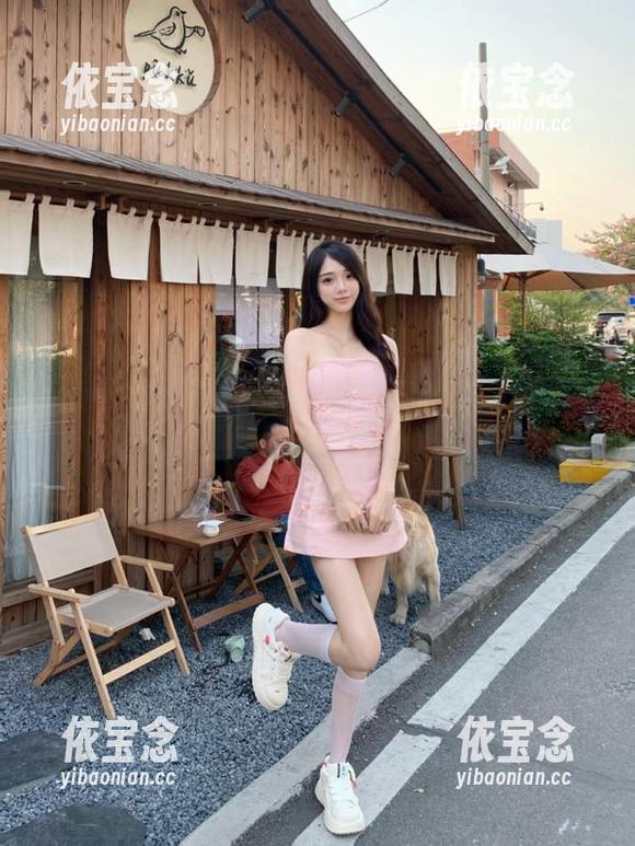UGirls尤果网 - 深入乔依琳的黑色作品集：让您享受便捷下载的精彩时光.txt