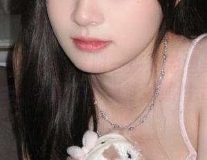 UGirls尤果网 - 李唯一游泳池边美图：展现夏日氛围的香艳泳装照片.txt