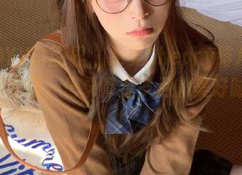 XIAOYU语画界 - 感受Cherry绯月樱校园写真套图，记录青春岁月的美好时光.txt