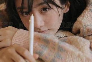 XIAOYU语画界 - Miki兔呈现：圣诞美图分享，探索节庆氛围中的梦幻与魅力.txt