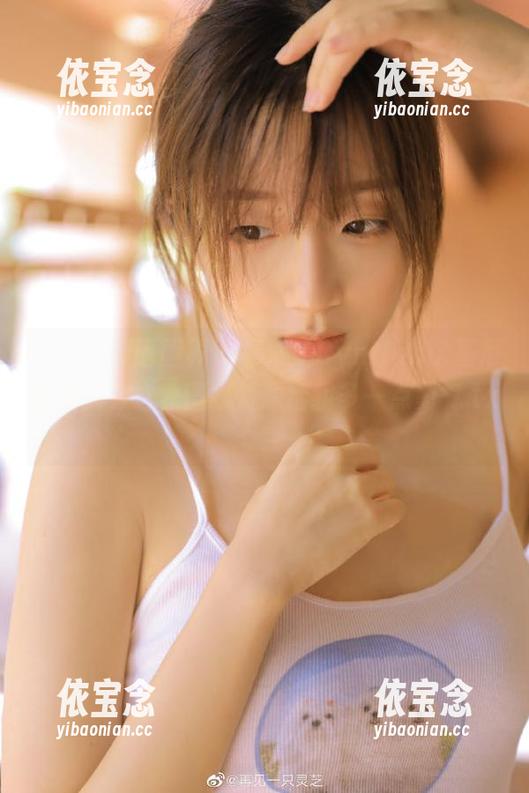 XIAOYU语画界 - 杨紫嫣Cynthia比基尼自拍大放送，图集资源给我多一点勇气.txt
