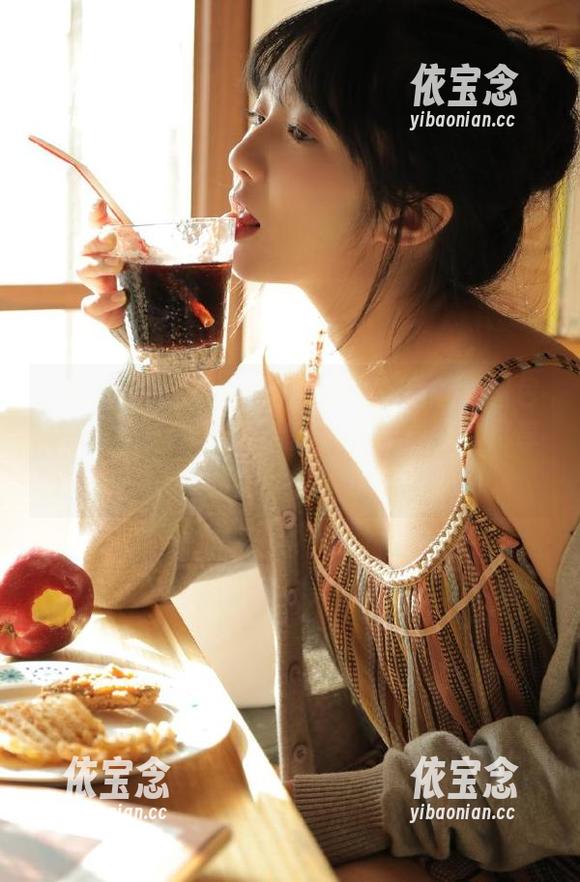 Xiuren秀人网 - 唐翩翩比基尼魅力图包精选：从容展现女人的美丽与勇气，尽享夏日的热情！.txt