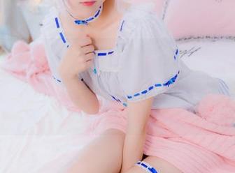 Xiuren秀人网 - 小热巴红色OL主题系列写真集分享，演绎现代女性的个性与魅力.txt