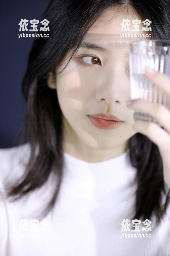 Xiuren秀人网 - 在星小兔Meetu的棉袜写真套图中，感受生活中最简单的幸福与快乐.txt
