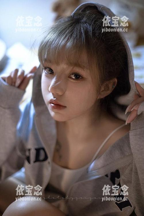 Xiuren秀人网 - 在红裙的映衬下，糯美子MINIbabe的美图轻松俘获每一颗心，图包等你来拿！.txt
