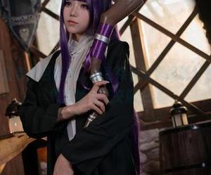 Yiko湿润兔最新图包更新：极致裸足写真展现女性魅力与自然气息的完美交融.txt