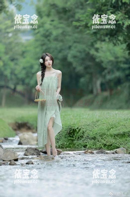 pans - 英英的办公室奇迹：一图集带你领略她的精彩作品世界.txt