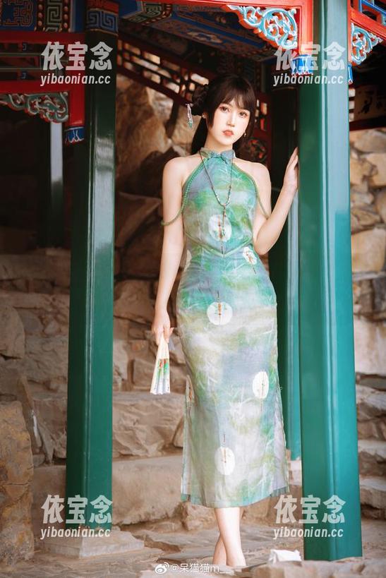 不呆猫的美图世界：粉色衬衣女友COS的迷人瞬间.txt