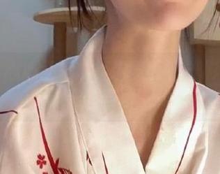 丽柜 - 心心红裙写真合集：在光影中定格她的青春与梦想.txt