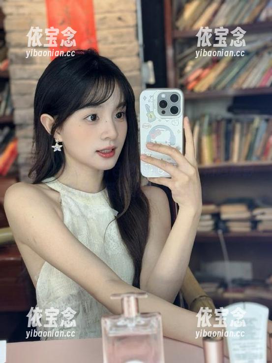 丽柜 - 文静与粉色的浪漫瞬间：精选摄影作品集带来的新体验.txt