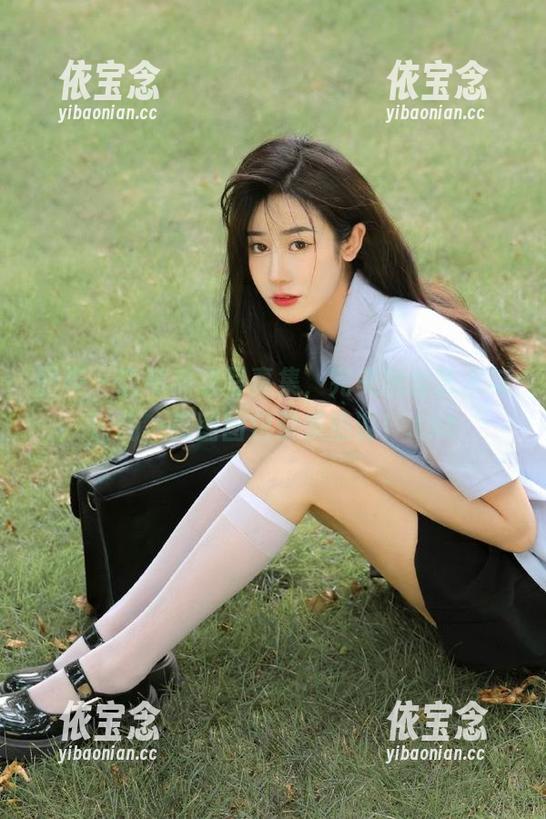 丽柜-语寒 丽柜 - 语寒毛衣写真集,完美融合艺术与时尚,美图图包引发热议!.txt