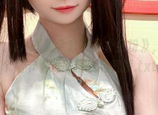 探索九九八吖的全套写真《金粉》，从每个细节看她的精致与气质.txt