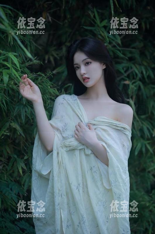 克拉女神 - 让你流口水的慕菲泳衣福利图包，谁说夏天只能避暑不玩乐？.txt