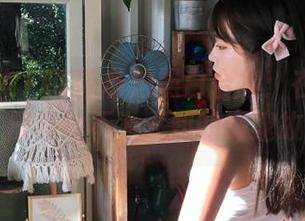 克拉女神 - 菲菲私拍黑白合集：在光影间穿梭，探寻她不为人知的深邃故事.txt