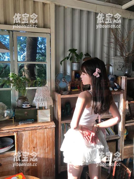 克拉女神 - 菲菲私拍黑白合集：在光影间穿梭，探寻她不为人知的深邃故事.txt