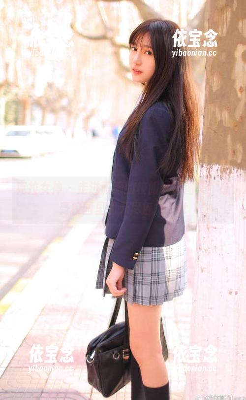 克拉女神 - 走进薇薇的校服私房图集，感受校园里的无尽魅力.txt