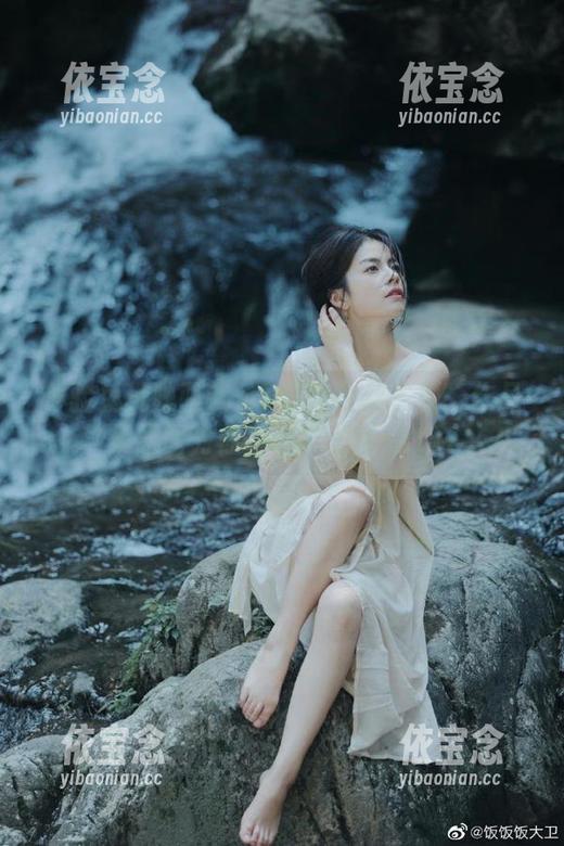 体验兔玩映画红色T恤与白丝主题：作品集原图为你呈现唯美瞬间.txt
