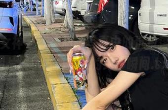 初夏女神 - 柒柒旗袍写真中的沉鱼落雁，图片展示古典之美的绝妙瞬间.txt