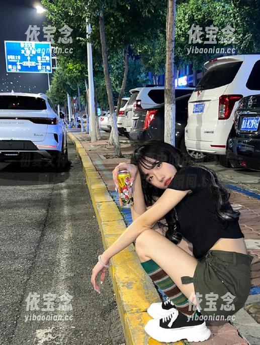 初夏女神 - 柒柒旗袍写真中的沉鱼落雁，图片展示古典之美的绝妙瞬间.txt