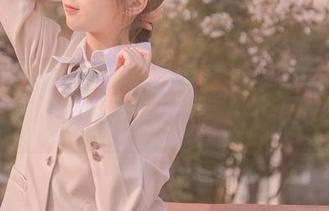 畅游名濑弥七的美脚世界，感受她写真作品中的优雅与自信.txt