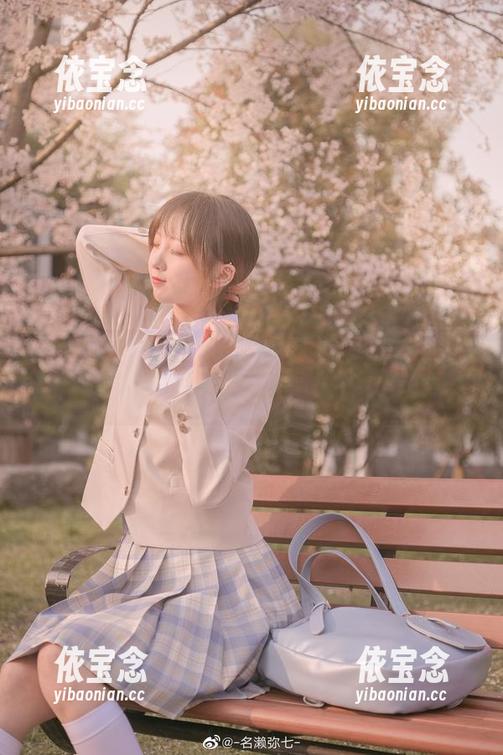 畅游名濑弥七的美脚世界，感受她写真作品中的优雅与自信.txt