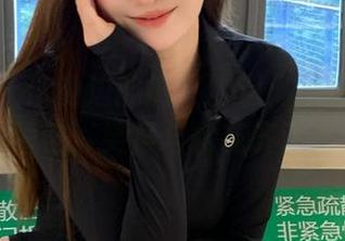 微密圈 - 泳池边的搞笑时刻：周妍希分享她的图包，笑声与水花齐飞！.txt