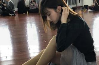 嗲囡囡 - 周大萌红裙精选作品，走进她的世界，感受真挚的情感.txt