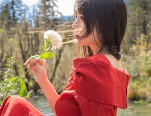 坏露露香宝最新室内写真原图，演绎优雅与轻奢的完美结合！.txt