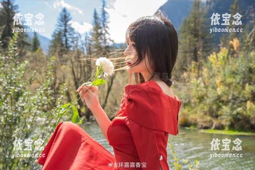 坏露露香宝最新室内写真原图，演绎优雅与轻奢的完美结合！.txt