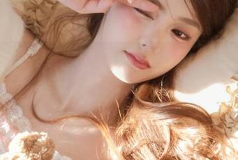 头条女神 - 探索职场时尚：用“coco办公室”写真壁纸点亮你的办公室.txt