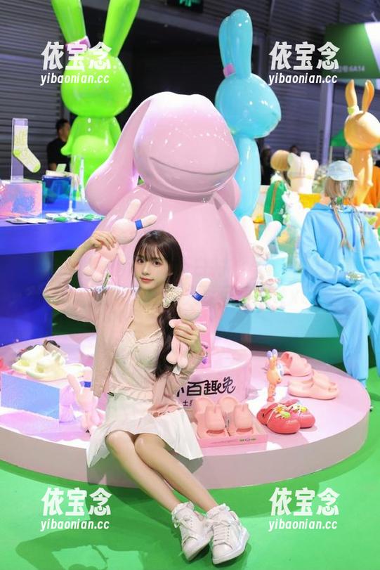 头条女神 - 乔安最新白衬衫写真大胆分享，时尚风格让人耳目一新.txt