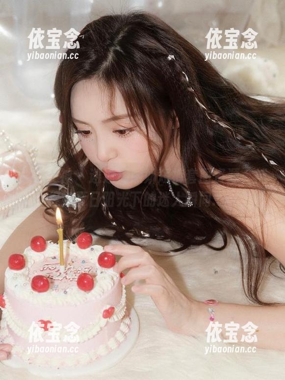 头条女神 - 邂逅周熙妍短裤套图资源，捕捉她夏日阳光下的迷人瞬间.txt