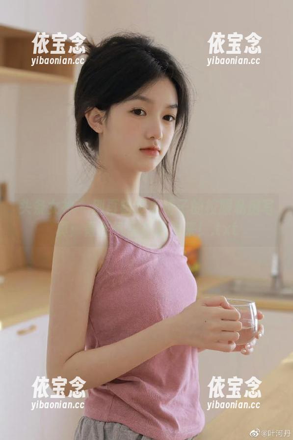 头条女神 - 别再错过小晴子的校服私房写真：青春气息扑面而来！.txt