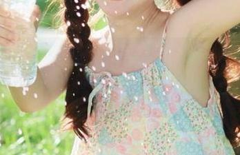 头条女神 - 尹菲最新天台套图，捕捉她甜美瞬间的完美视觉盛宴！.txt