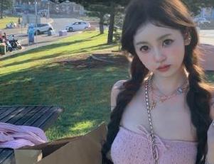 头条女神 - 超高清筱溪黑丝写真作品下载，尽享她的优雅与神秘！.txt