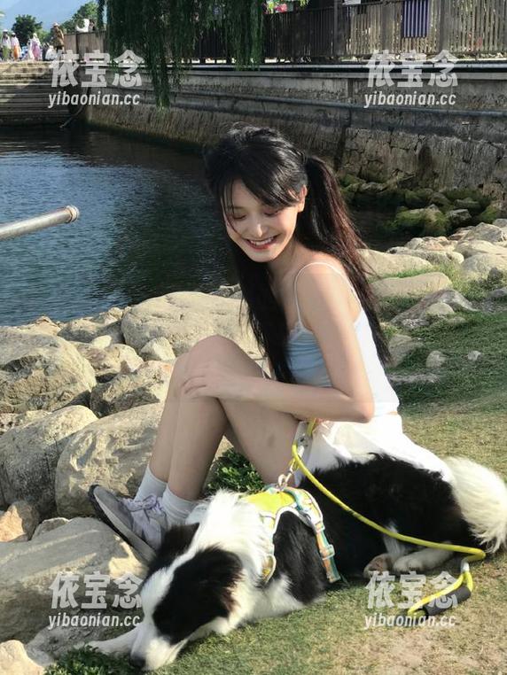 头条女神 - 职场时尚的蔡楠职业装：体验高清原图之美，轻松下载成就你的形象！.txt