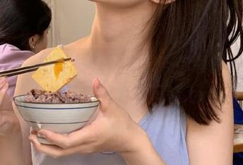 微密圈 - 奶雯长腿写真，带你领略她作品中的无限魅力与风情.txt