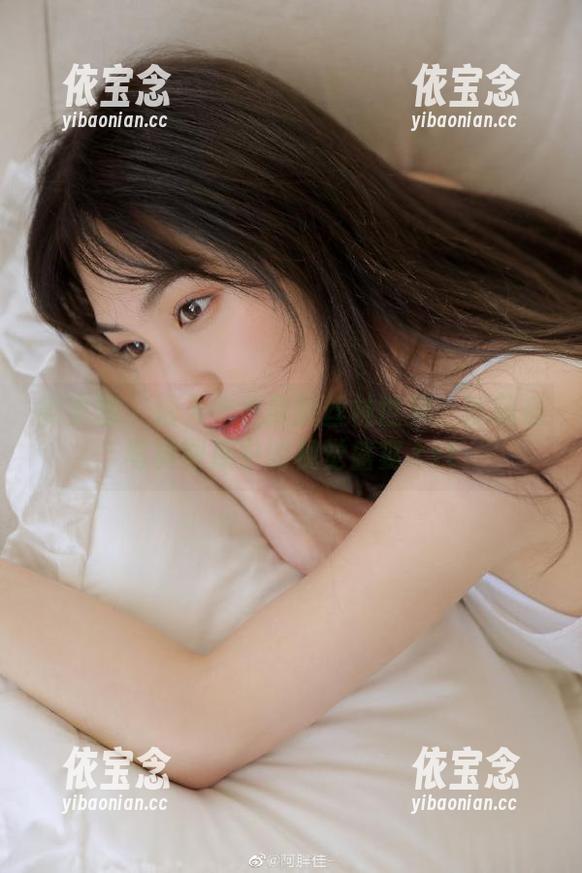 微密圈 - 滑入宋昱欣的丝袜世界：珍藏在写真图库中的视觉盛宴.txt