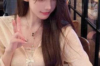 小小奶瓶儿白裙最新写真，唯美照片展现独特魅力与风格！.txt
