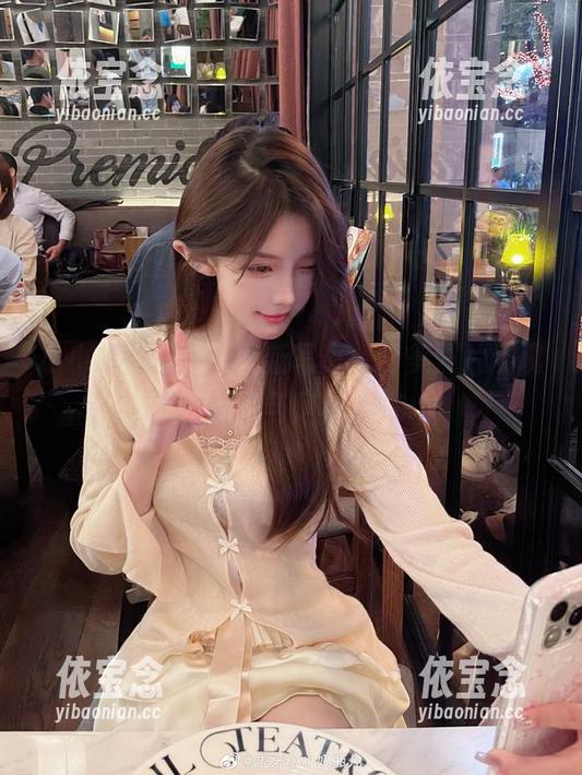 小小奶瓶儿白裙最新写真，唯美照片展现独特魅力与风格！.txt