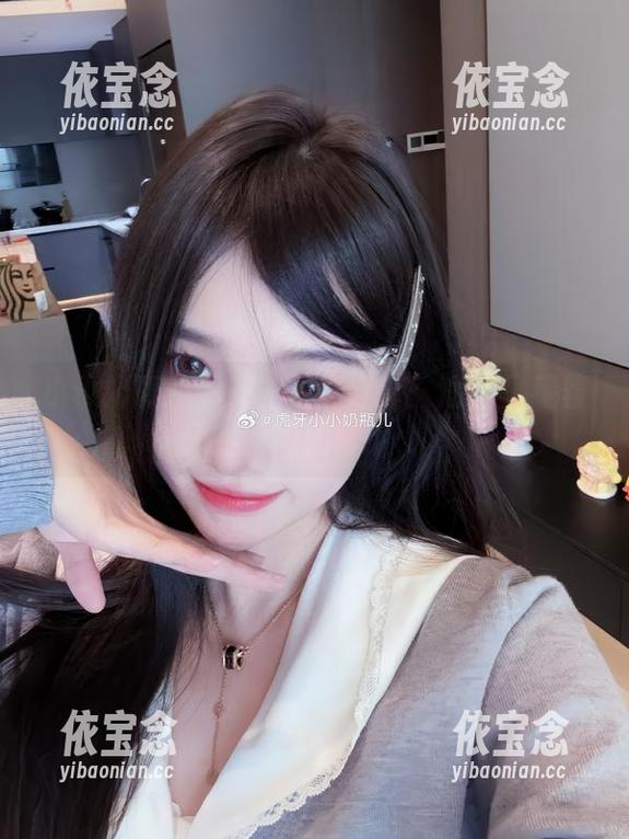 小小奶瓶儿带来的写真分享：短裤里藏着的时尚秘籍.txt