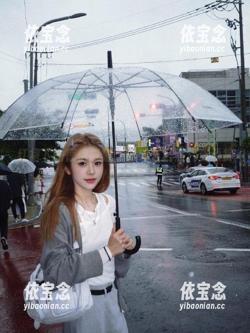 红裙下的惊艳时刻：小瑶幺幺照片资源赏析.txt