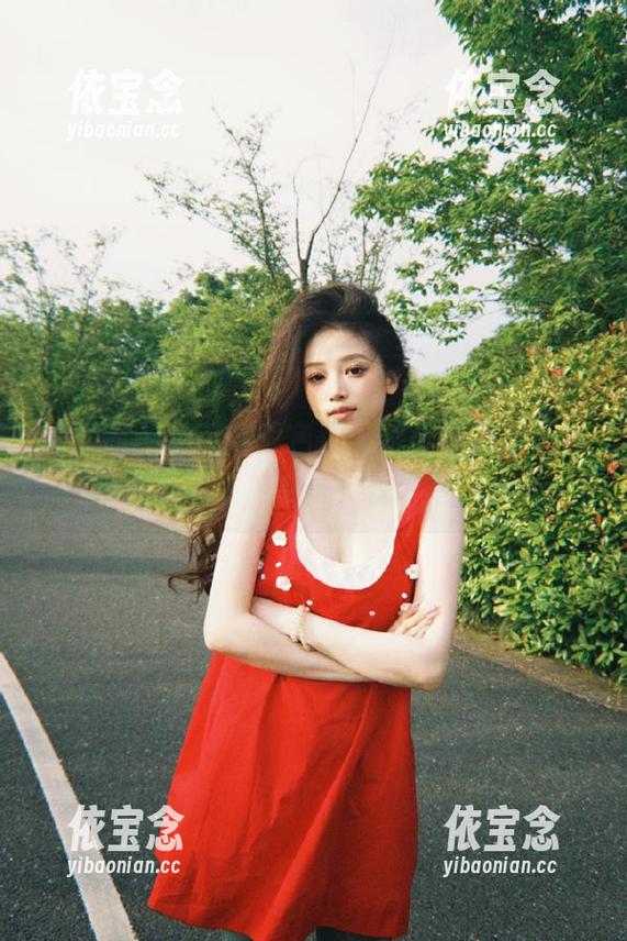微密圈 - 蔚蓝与紫色相融，小芯酱的写真集热力来袭，快来下载享受。.txt
