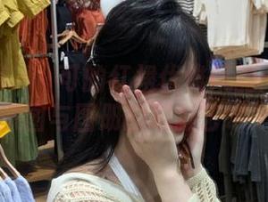少女秩序 - 晞可的红裙优雅风韵：深入探讨原图与图册的摄影艺术.txt